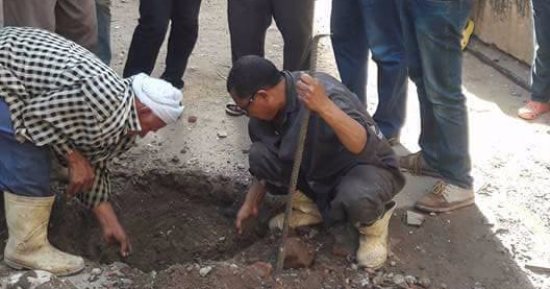 بالصور ..مياه الصرف الصحى تغرق منازل بالمعصرة ورئيس الحى يشكل لجنة للفحص