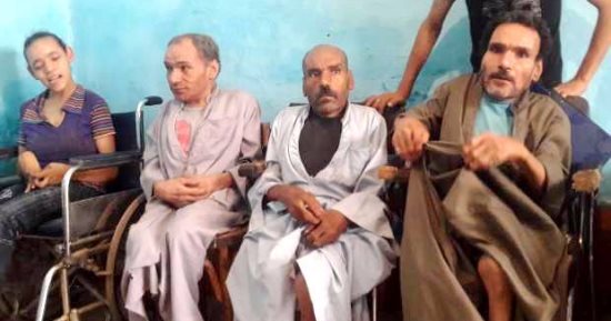 محافظ سوهاج يكلف بعلاج 3 أشقاء معاقين على نفقة الدولة