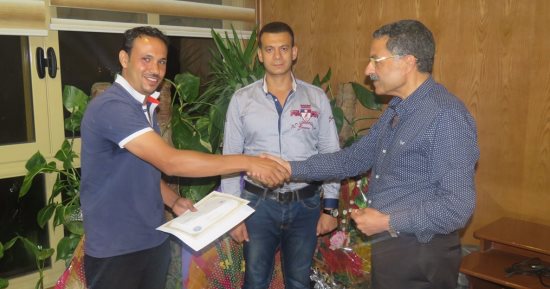مدير أمن الإسماعيلية يكرم مواطنا عثر على طبنجة ميرى فى حادث تصادم