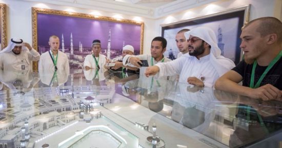 بالصور.. حجاج يطلعون على محتويات نادرة بمعرض عمارة الحرمين بالسعودية