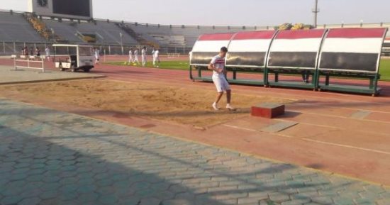 الونش يؤدى تدريبات فى الرمل على هامش ودية الزمالك والحرس