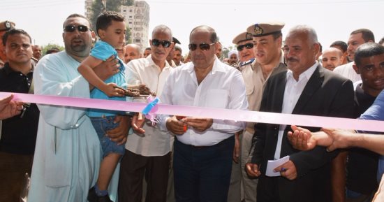 بالصور.. محافظ سوهاج يفتتح معرض "أهلا بالعيد" لتوفير السلع الغذائية المخفضة بجرجا