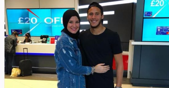 بعد تعادل "ستوك سيتى".. رمضان صبحى ينشر صورة جديدة مع زوجته