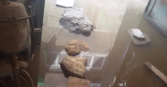 بالصور.. مياه المجارى تحاصر عمارات الإسكان ببنى سويف