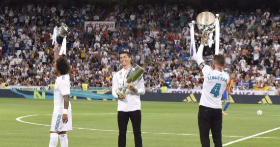 شاهد.. احتفال نجوم ريال مدريد بكأس الليجا قبل انطلاق لقاء فالنسيا