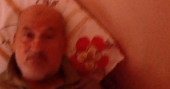 قبل فوات الأوان.. عم محمد مريض بالسرطان ويناشد الصحة و"القلوب الرحيمة" مساعدته فى العلاج