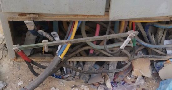 خد بالك.. كابلات كهرباء عارية تهدد حياة المواطنين فى المجاورة 8 بـ6 أكتوبر