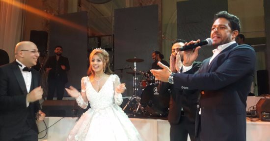 بالصور.. محمد حماقى يبدأ حفل زفاف جنات بـ"نفسى أبقى جنبه"