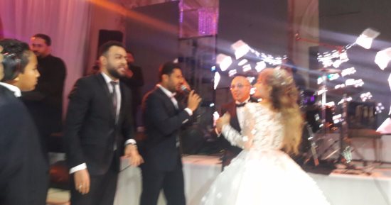 بالصور.. جنات تغنى مع حماقى "ما بلاش" فى حفل زفافها
