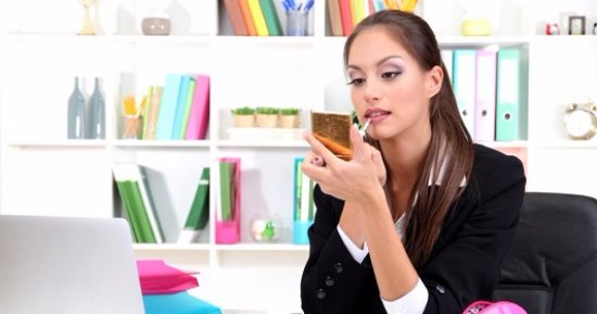 أشهر اخطاء المكياج فى العمل تجنبيها لإطلالة مثالية دون مبالغة 