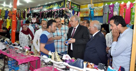 محافظ القليوبية يفتتح معرضا للسلع الغذائية ومستلزمات المدارس بمدينة بنها