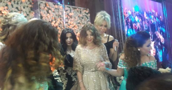 بالصور.. سميرة سعيد بإطلالة ذهبية فى حفل زفاف جنات