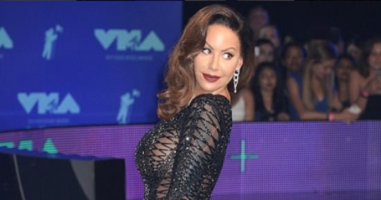 بالفيديو قبل حفل الـ MTV.. النجمات تضع الماكياج.. وآمبر روز "بتنفخ"
