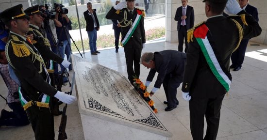 بالصور.. الأمين العام للأمم المتحدة يزور قبر ياسر عرفات خلال زيارته لفلسطين