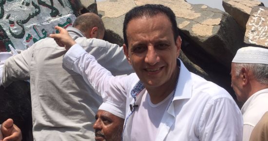 اليوم.. طارق علام يقدم حلقة خاصة من أعلى جبل النور ومن داخل غار حراء