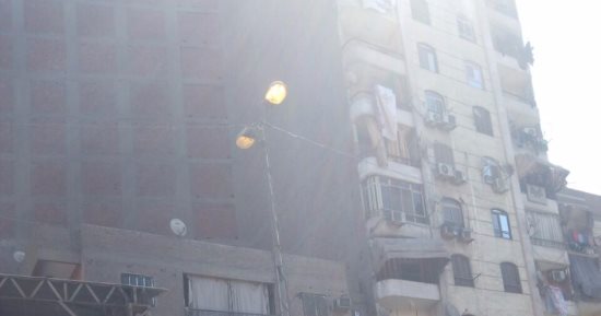 ترك أعمدة الكهرباء مضاءة نهارا فى شارع ترعة السواحل بالوراق