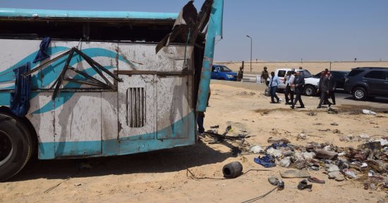 بالصور .. محافظ بنى سويف يعاين موقع حادث الطريق الصحراوى بعد مصرع 15 شخصا  