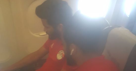 بالصور.. لاعبو المنتخب يستعدون للإقلاع داخل الطائرة الخاصة إلى أوغندا