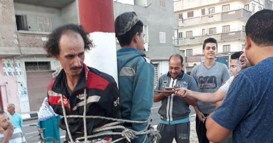 أهالى طلخا بالدقهلية يقيدون لصين فى عمود إنارة لمحاولتهما سرقة مسجد