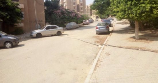 بالصور.. كابل كهرباء يعوق حركة مرور الأهالى ويهدد حياتهم بالتجمع الخامس