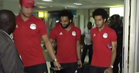 كواليس الفراعنة فى رحلة أوغندا.. الحضرى وكهربا يردان على شائعات الخصام بـ"وصلة تهريج".. محمد صلاح "يعاير" الننى برباعية ليفربول.. ذبح "عجل" بـ30 ألف جنيه.. وكردى يؤكد إفطار اللاعبين فى وقفة عرفات