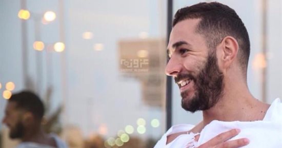 بالصور.. بنزيما يستغل استبعاده من منتخب فرنسا لأداء فريضة الحج
