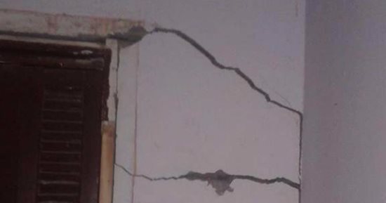 بالصور.. قارئة ترصد تصدع منزلها بسبب عقار مخالف بإمبابة