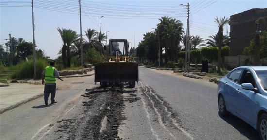 بالصور.. مجلس مدينة إسنا يجرى تسوية وتعديل عدد من الطرق للحد من الحوادث