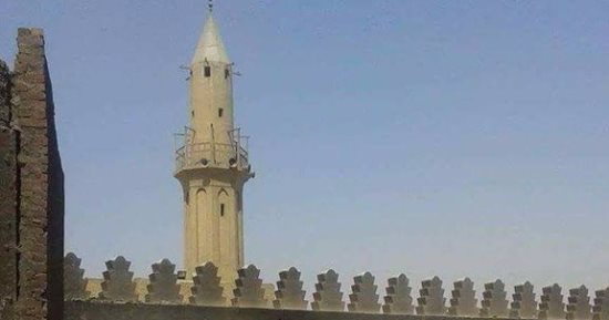القمامة تحيط بجامع عمرو بن العاص فى مصر القديمة