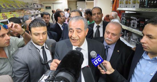 مواطن: مش عارف أسجل أحفادى ببطاقة التموين.. والوزير: الإضافة ليست الآن