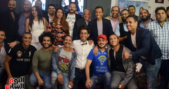 سامح حسين يحتفل بعرض "بث مباشر"مع صناع العمل