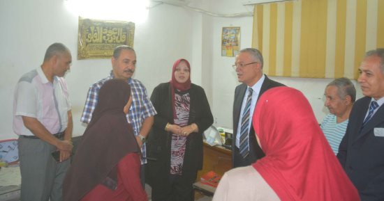 بالصور.. محافظ المنيا يسلم ماكينات خياطة لعدد من السيدات المعيلات