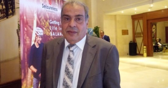 أستاذ مخ وأعصاب يحذر من الصداع المسبب لازدواجية الرؤية أو زغللة العين