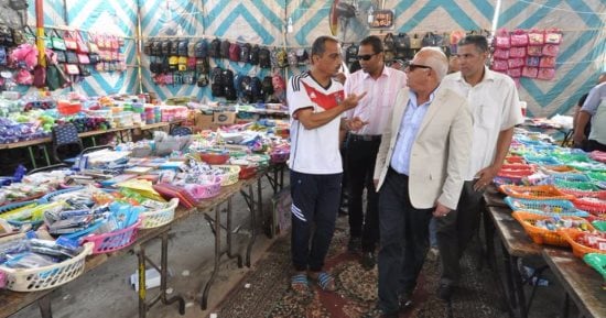 محافظ بورسعيد يتفقد معرض "الأدوات المدرسية" فى حى المناخ