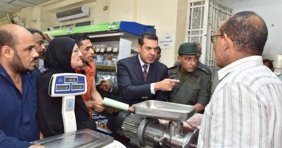 محافظ أسيوط يحيل مسئولى قسم اللحوم للتحقيق لامتناعهم عن توزيعها للمواطنين