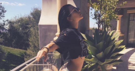 شاهد كيف استعرضت كورتنى كاردشيان رشاقة جسدها.. والصورة تحصد 1.1 مليون likes