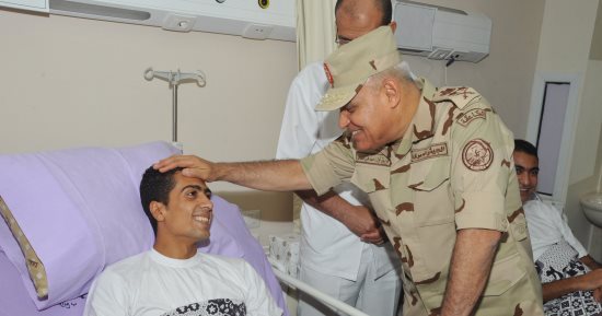 بمناسبة عيد الأضحى.. وزير الدفاع يزور أبطال الجيش المصابين بالمستشفيات العسكرية