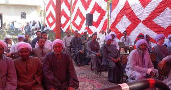 بالصور.. جلسة صلح بين عائلتين بأرمنت لخلافات حول الجيرة غرب الأقصر