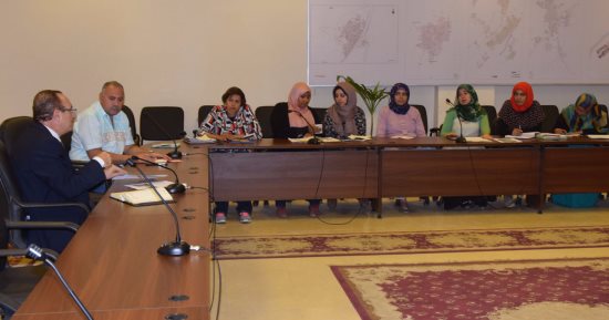 محافظ بنى سويف يناقش تقريرا عن التزام الأبراج السكنية باشتراطات التراخيص