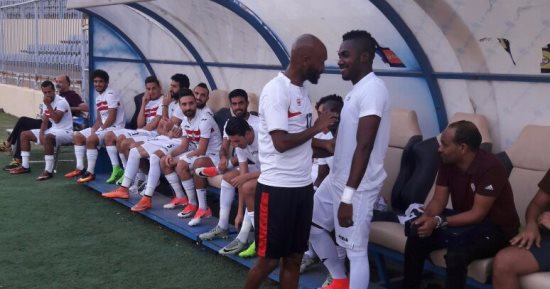 بالصور .. شيكابالا يداعب لاعبى الزمالك قبل ودية الرائد