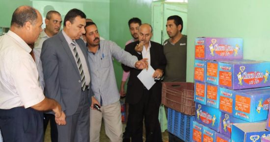 بالصور.. السكرتير العام المساعد لكفر الشيخ يضبط 630 كرتونة عصائر غير صالحة