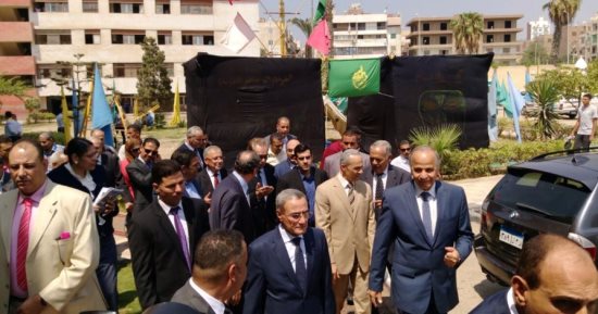 محافظ القليوبية ومدير الأمن يشاهدون الحفل الختامي للعيد القومي للمحافظة