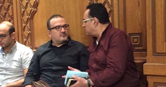 بعد أزمة مرضه.. الظهور الأول لطارق فؤاد فى عزاء والدة عادل عايش
