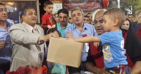  بالصور.. ائتلاف "حب الوطن " يهدى زائرى معرض الترجمان 7خراف و100 ساعة وسجادة و7 آلاف جنيه