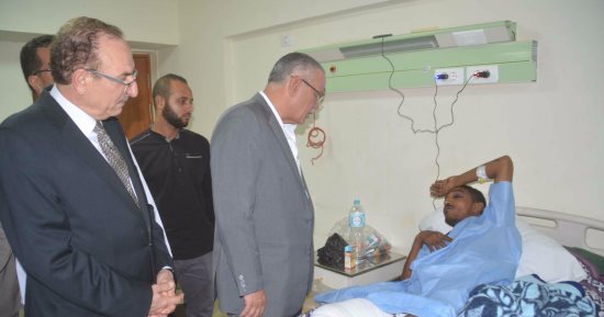 بالصور.. محافظ المنيا يزور مصابى حادث أتوبيس بنى سويف