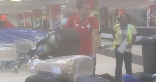 بالصور.. الحضرى شيال شنط فى المنتخب 