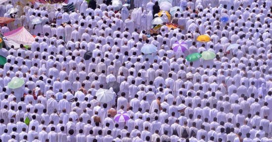بالصور.. حجاج بيت الله الحرام يؤدون صلاتى الظهر والعصر