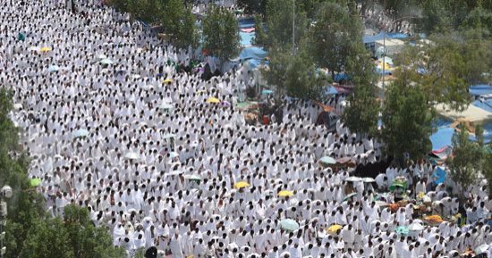 حجاج بيت الله يؤدون الركن الأعظم بعرفة ورمى جمرة العقبة الكبرى بـ7 حصيات