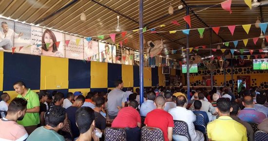 حلم المونديال.. المنياوية يتابعون مباراة مصر وأوغندا