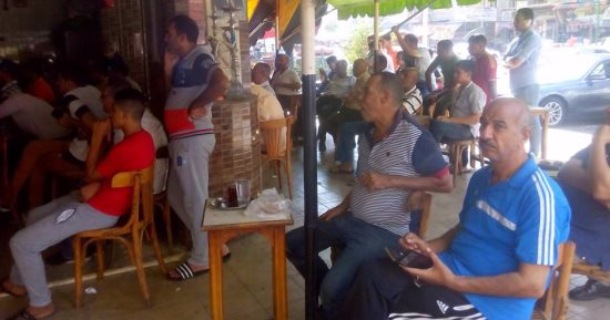 بالصور.. الجماهير تتابع مباراة مصر وأوغندا فى الإسكندرية وبورسعيد